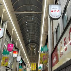 雨に濡れず買い物できるアーケード