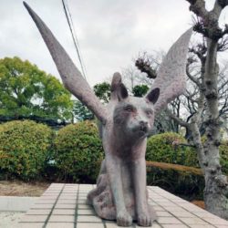 羽犬塚小学校の羽犬の銅像