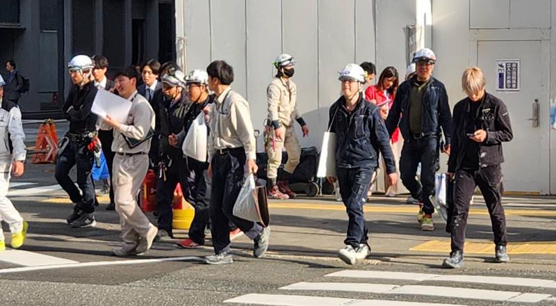 天神ビックバンの現場から出てくる建設職人