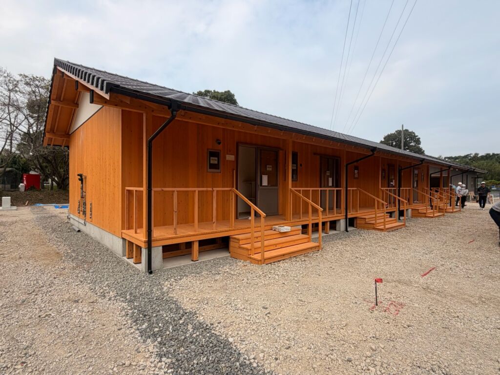 令和８年熊本地震　進む応急仮設木造住宅建設　仲間の応急支援を激励
